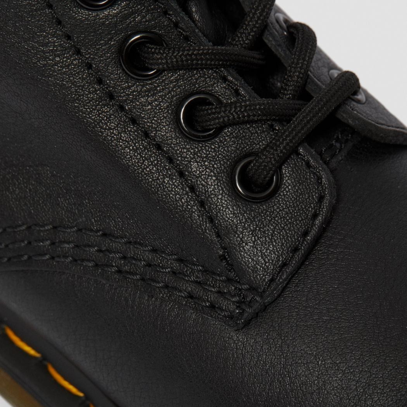 Bota de mulher Dr. Martens Pascal Virginia em preto